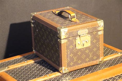 scatola forma bagaglio valigia ferro louis vuitton confetti porta|valigie firmate Louis Vuitton.